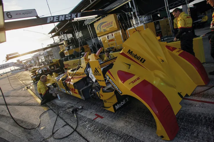 Ancora un’immagine da Sebring 2008: i meccanici del team statunitense Penske impegnati sulla RS Spyder Evo n. 7 di Dumas, Bernhard e Collard, futuri vincitori della 12 Ore, durante la delicata fase della preparazione pre-gara. © IXO Collections SAS - Tous droits réservés.&nbsp;