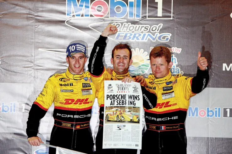 Da sinistra, Timo Bernhard, Romain Dumas ed Emmanuel Collard durante i festeggiamenti per la vittoria a Sebring il 15 marzo del 2008. © IXO Collections SAS - Tous droits réservés.&nbsp;