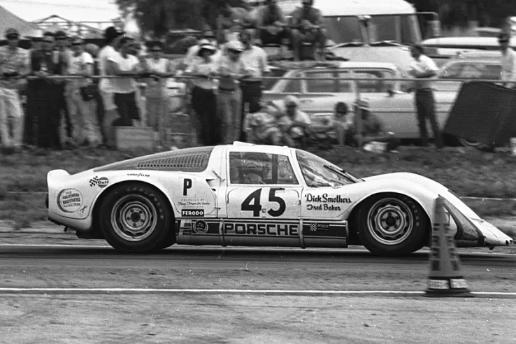 La versión con inyección de combustible del Porsche 906 se muestra aquí conducida en las 12 Horas de Sebring de 1969 por Fred Baker y Dick Smothers, que terminaron en octavo lugar en la general, pero primeros en la categoría de Prototipos de menos de 2 litros.© IXO Collections SAS - Tous droits réservés.&nbsp;