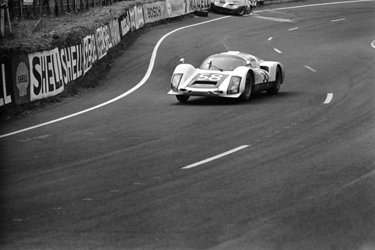 El 906 conducido por Günter Klass y Rolf Stommelen fue primero en la clase Sport y séptimo en la clasificación general en las 24 Horas de Le Mans de 1966, y el último de los 4 Porsches en terminar por detrás del Ford GT40.© IXO Collections SAS - Tous droits réservés.&nbsp;