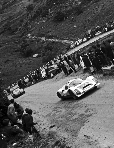 En la Targa Florio de 1966, casi una docena de Porsches 906 estuvieron en la parrilla de salida, incluido el nº 200 de Dieter Glemser y Hans Herrmann, que se retiró como consecuencia de un accidente.© IXO Collections SAS - Tous droits réservés.&nbsp;