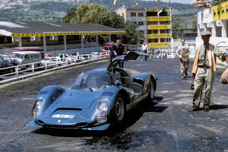 Este 906 azul fue uno de los coches utilizados por Jo Bonnier y Gerhard Mitter durante las pruebas de la Targa Florio de 1966. En la carrera, en el coche núm. 218, realizaron la vuelta rápida antes de retirarse tras un accidente.© IXO Collections SAS - Tous droits réservés.&nbsp;