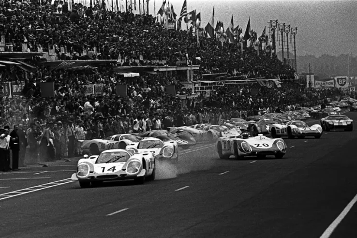 Start der 24 Stunden von Le Mans 1969: Der 917 L von Rolf Stommelen und Kurt Ahrens Jr. startete vor einem Schwarm anderer Porsche, wurde jedoch in der 148. Runde durch einen massiven Ölverlust gestoppt.© IXO Collections SAS - Tous droits réservés.&nbsp;