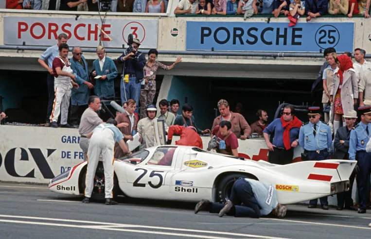 Der 917 von Vic Elford und Kurt Ahrens Jr. musste 1970 in Le Mans wegen eines Motorschadens einen Boxenstopp einlegen. Das Zwillingsauto von Gérard Larrousse und Willi Kauhsen belegte den zweiten Platz.© IXO Collections SAS - Tous droits réservés.&nbsp;