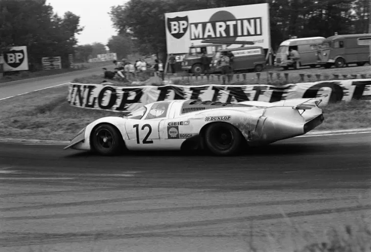 Bei den 24 Stunden von Le Mans 1969 war dies der 917 von Vic Elford und Richard Attwood, der nach 20 Stunden wegen eines Getriebeschadens aufgeben musste.© IXO Collections SAS - Tous droits réservés.&nbsp;