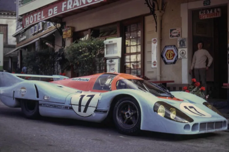 Das Team wurde von John Wyer, einem ehemaligen Teamchef von Aston Martin, gegründet und unterzeichnete mit Porsche eine Vereinbarung, um die offiziellen 917 in 1970 und 1971 zu fahren.© IXO Collections SAS - Tous droits réservés.&nbsp;