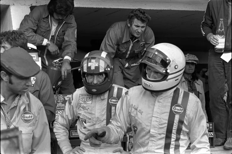 Oben;&nbsp; Jo Siffert (links) und Derek Bell vor dem Stand des J.W. Engineering-Teams bei den 24 Stunden von Le Mans 1971, als sie ihren 917 L aus dem Rennen zurückziehen mussten.© IXO Collections SAS - Tous droits réservés.&nbsp;