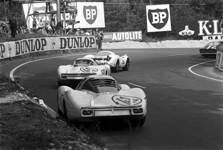 Le due Porsche 907LH del team ufficiale Porsche, con i numeri 40 e 41, inseguono la Ferrari 365P2 del team N.A.R.T. sulla curva delle Tertre Rouge alla 24 Ore di Le Mans del 1967.© IXO Collections SAS - Tous droits réservés.&nbsp;