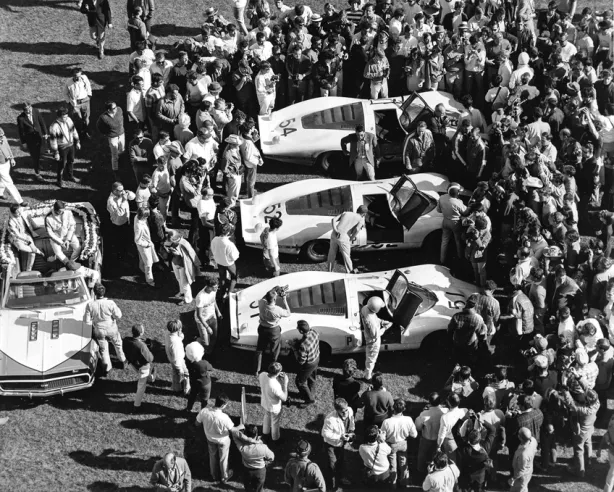 Ancora un’immagine dei festeggiamenti dopo la tripletta ottenuta dalle Porsche 907LH alla 24 Ore di Daytona del 1968.© IXO Collections SAS - Tous droits réservés.&nbsp;