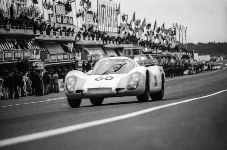 La Porsche 907LH del team svizzero Tartaruga a Le Mans nel 1968: partita come riserva, la vettura conquista il secondo posto e la vittoria di classe prototipi fino a 3 litri con Steinemann e Spoerry.© IXO Collections SAS - Tous droits réservés.&nbsp;
