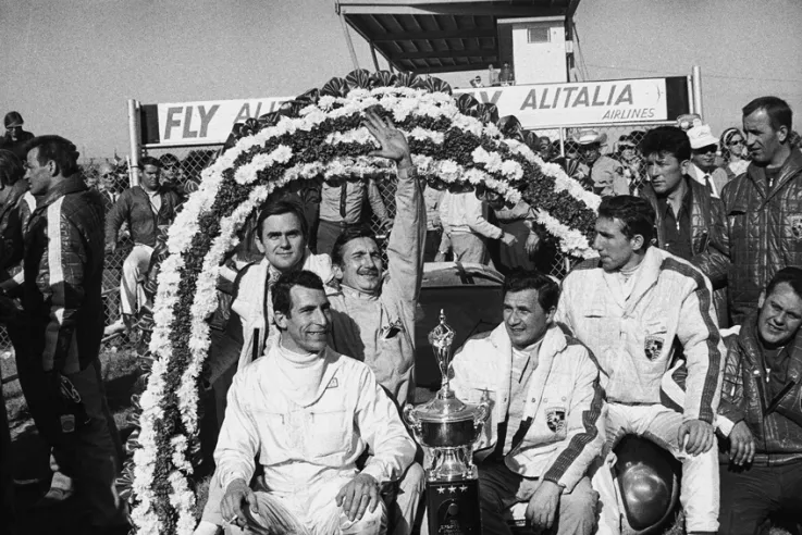 Sopra, i cinque piloti che si sono avvicendati sulla 907LH vincitrice alla 24 Ore di Daytona del 1968: in primo piano, da sinistra, Vic Elford e Hans Herrmann; dietro, Jochen Neerpasch, Jo Siffert e Rolf Stommelen. © IXO Collections SAS - Tous droits réservés.&nbsp;