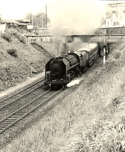 Leur nombre et aussi surtout leur aptitude à toutes les tâches donneront une omniprésence à ces machines sur le réseau français pendant trois décennies. Ici une 141-R en tête d’un train de voyageurs sur la région Nord vers 1965. Les fameuses voitures « Express » Nord sont à l’honneur.© IXO Collections SAS - Tous droits réservés. Crédits photo ©&nbsp;Document Néel.