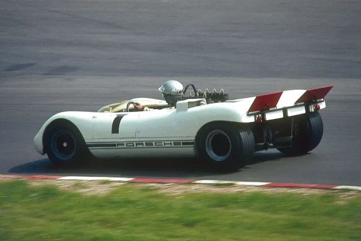 Ein Porsche 909 Bergspyder während einer Ausstellung auf dem deutschen Nürburgring in 1981.© IXO Collections SAS - Tous droits réservés. 