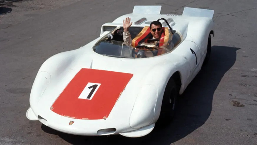 Gerhard Mitter im 910/8 Bergspyder, mit dem er in 1968 den Bergrenntitel gewann, obwohl er im Training für die letzten beiden Rennen den 909 gefahren war.© IXO Collections SAS - Tous droits réservés. 