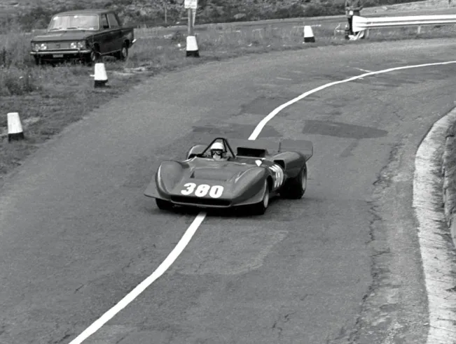 Der Ferrari 212 E von Peter Schetty, Europameister im Bergrennen 1969, war ein gefürchteter Rivale von Porsche, der den 909 als Gegengewicht entwickelte. Allerdings sollte er im Rennsport nie den Bergspyder treffen, da dieser sein Debüt erst gab, als dieser seine Karriere bereits beendet hatte.© IXO Collections SAS - Tous droits réservés. 