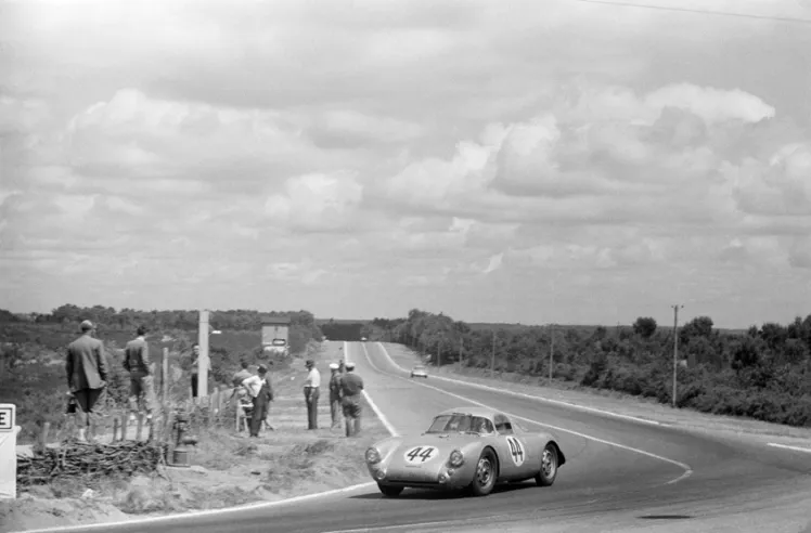 Uno de los 550 experimentales con carrocería coupé cuando se lanzó oficialmente para las 24 Horas de Le Mans de 1953. Este coche, pilotado por Hans Herrmann y Helmut Glöckler, quedó segundo en la categoría de 1,5 litros, seguido de cerca por su gemelo, pilotado por Richard von Frankenberg y Paul Frère.© IXO Collections SAS - Tous droits réservés. 