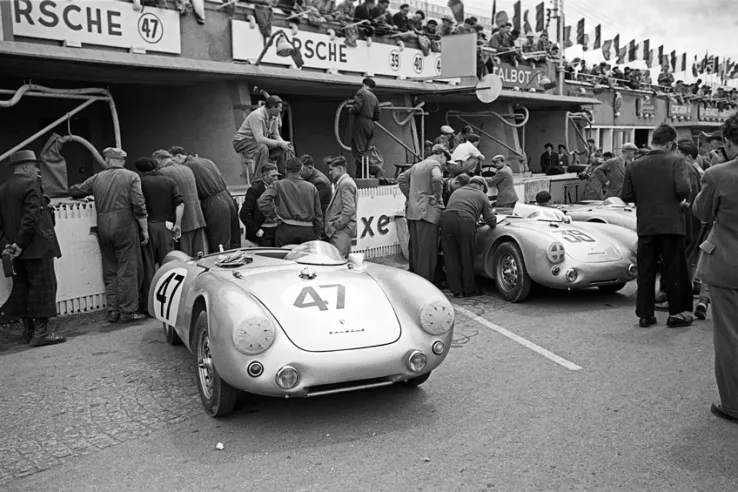Otra vista de los boxes de Porsche en las 24 Horas de Le Mans de 1954. Delante, el coche n.° 47 de Zora Arkus-Duntov y Gonzague Olivier, que terminó decimocuarto en la general.© IXO Collections SAS - Tous droits réservés. 