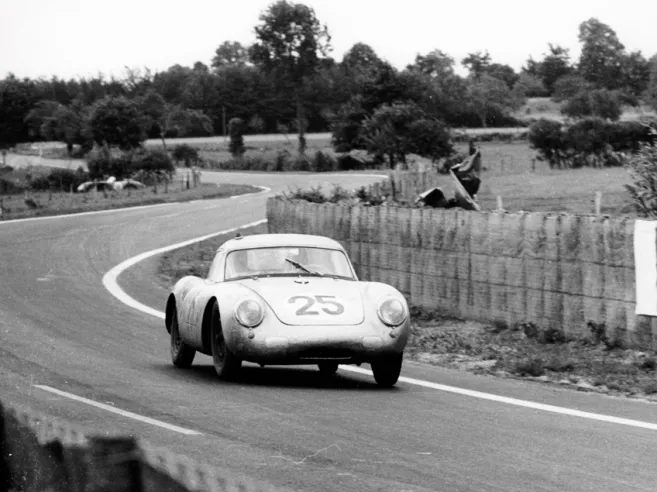 Uno de los dos Porsche 550A RS Coupé construidos por técnicos alemanes específicamente para las 24 Horas de Le Mans de 1956.© IXO Collections SAS - Tous droits réservés. 
