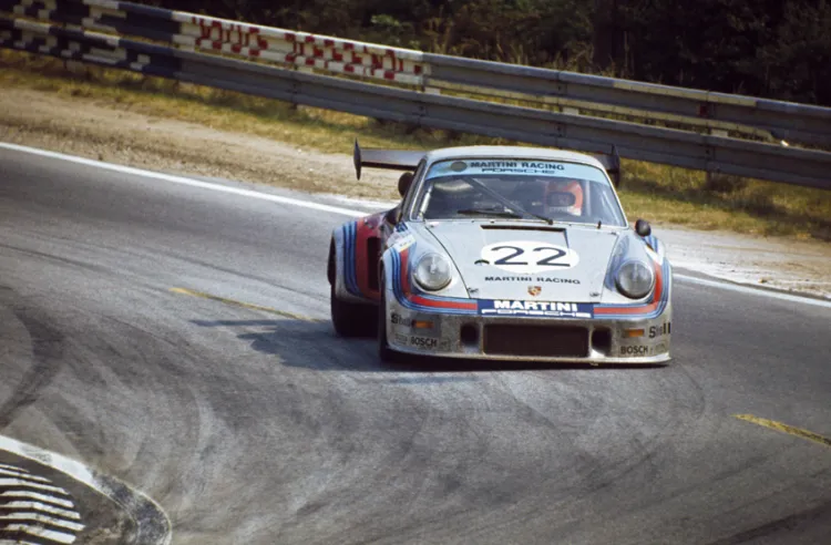 Der RSR Turbo Nr. 22 wurde Zweiter bei den 24 Stunden von Le Mans in 1974 mit Gijs Van Lennep und Herbert Müller, die die besten Fahrer des Autos waren.© IXO Collections SAS - Tous droits réservés. 