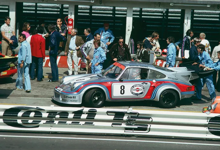 Van Lennep und Müller in der Box beim 1000-km-Rennen auf dem Nürburgring 1974, das einen Monat vor Le Mans stattfand und bei dem die beiden Fahrer mit dem RSR Turbo den siebten Platz belegten.© IXO Collections SAS - Tous droits réservés. 