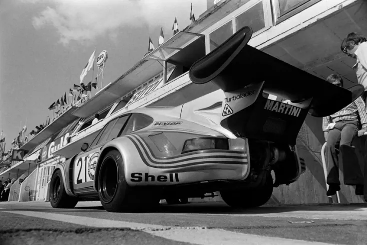 Der vom offiziellen Martini-Porsche-Team beim 24-Stunden-Rennen von Le Mans 1974 eingesetzte und Manfred Schurti und Helmuth Koinigg anvertraute 911 Carrera RSR Turbo 2.1 scheidet in der 87. Runde aufgrund von Motorproblemen aus dem Rennen aus.© IXO Collections SAS - Tous droits réservés. 