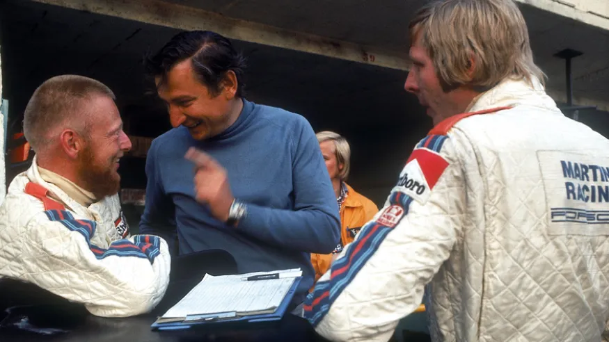 Herbert Müller und Gijs Van Lennep, Erster und Dritter von links nach rechts, mit dem technischen Direktor des Teams, Norbert Singer, bei den 24 Stunden von Le Mans 1974.© IXO Collections SAS - Tous droits réservés. 