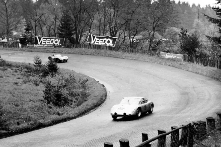 El 718 GTR Coupé de Jo Bonnier y Dan Gurney en los 1.000 km de Nürburgring donde se vio obligado a retirarse después de 42 vueltas por problemas en la caja de cambios. © IXO Collections SAS - Tous droits réservés. 