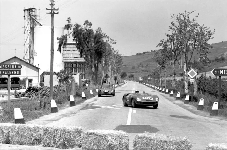 Targa Florio 1963: en primer plano, el Ferrari Dino 196 SP, aquí pilotado por el belga Willy Mairesse, que quedó segundo detrás del Porsche 718 GTR de Bonnier-Abate. © IXO Collections SAS - Tous droits réservés. 
