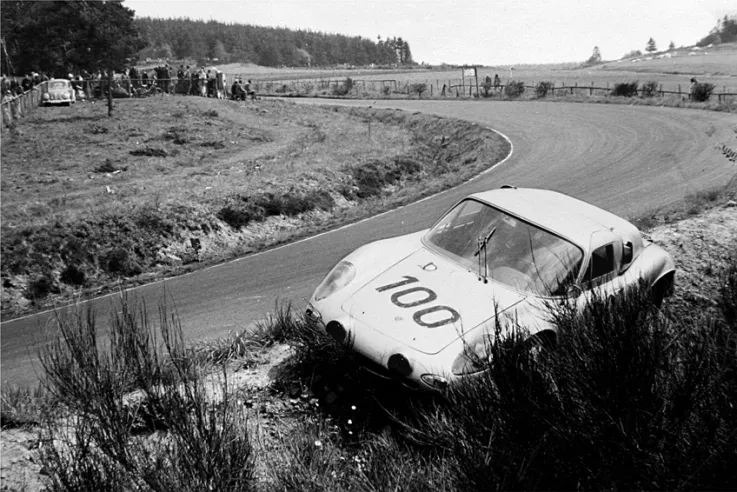 En 1963, en los 1000 km de Nürburgring, el 718 GTR del estadounidense Phill Hill y del sueco Jo Bonnier se detuvo en la cuneta de la carretera tras abandonar la carrera a causa de un accidente en la vuelta 21. © IXO Collections SAS - Tous droits réservés. 