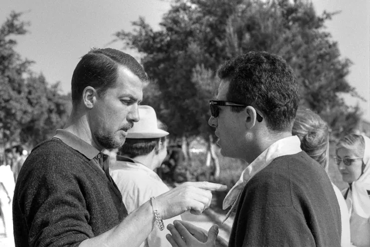 Jo Bonnier, a la izquierda, con su compañero de equipo Carlo Maria Abate antes del inicio de la Targa Florio de 1963: el 5 de mayo, los dos pilotos lograron la única victoria del 718 GTR Coupé en el circuito de las Madoni.© IXO Collections SAS - Tous droits réservés. 
