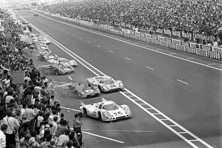 La partenza della 24 Ore di Le Mans del 1970: in basso, la 917 L n. 25 del team Salzburg, la seconda squadra Porsche, guidata da Vic Elford e Kurt Ahrens Jr., che non terminerà la gara. © IXO Collections SAS - Tous droits réservés. 