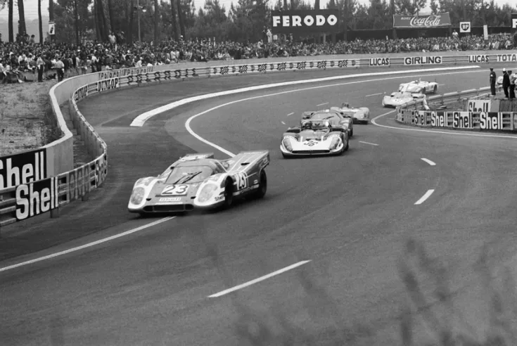 Ancora la 24 Ore di Le Mans del 1970: a sinistra, la 917K Salzburg di Hans Herrmann e Richard Attwood corre verso la vittoria precedendo un gruppo di altre vetture tra cui l’Alfa Romeo T33/3 n. 36 di Courage-De Adamich. © IXO Collections SAS - Tous droits réservés. 