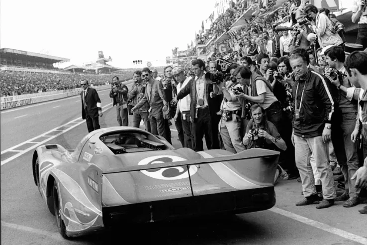 La Porsche 917 L del team Porsche Martini Racing esce dalla corsia dei box durante una fase della24 Ore di Le Mans del 1970, conclusa al secondo posto.© IXO Collections SAS - Tous droits réservés. 