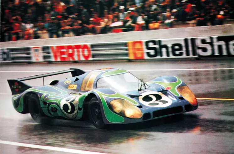La 917 L n. 3 con livrea “psichedelica” schierata a Le Mans 1970 dal team Martini Racing; l’anno successivo la vettura tornerà in una più semplice colorazione bianca per i test di aprile. © IXO Collections SAS - Tous droits réservés. 