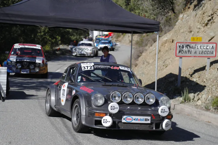 Una Porsche 911 SC Gruppo 4 fotografata in Francia durante una rievocazione storica del Tour de Corse negli anni 2000.© IXO Collections SAS - Tous droits réservés. 