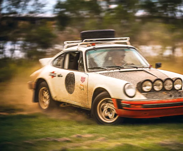 Una 911 SC Gruppo 3 durante un rally africano.Il Gruppo 3 prevedeva vetture sostanzialmente di serie con una preparazione limitata. © IXO Collections SAS - Tous droits réservés. 