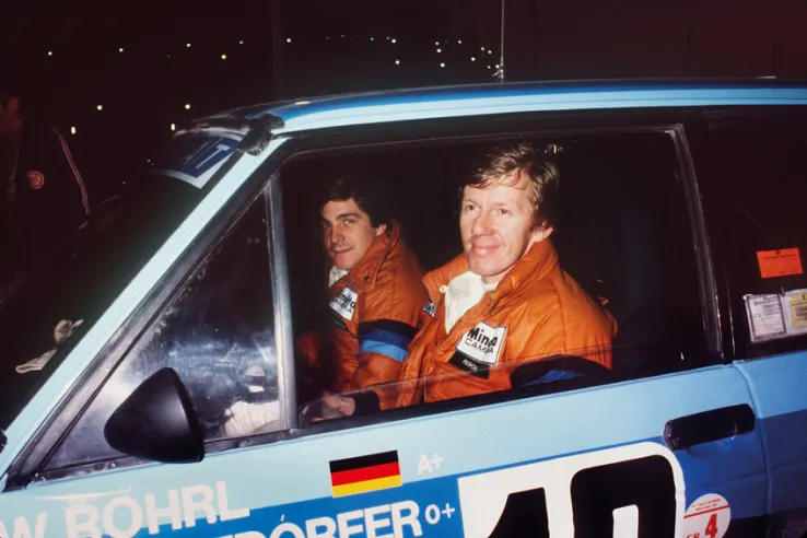 Walter Röhrl (alla guida) con il copilota Christian Geistdörfer sulla Fiat 131 Abarth al Rally di Monte Carlo del 1980, primo dei quattro successi che consegnano loro il Mondiale. © IXO Collections SAS - Tous droits réservés. 