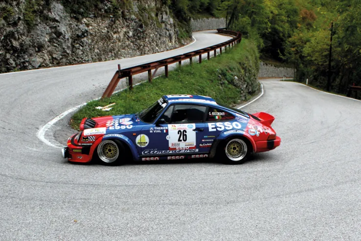 La 911 SC vincitrice del Tour de Corse del 1980 durante un passaggio del Rally storico della Valsugana nel 2015. © IXO Collections SAS - Tous droits réservés. 