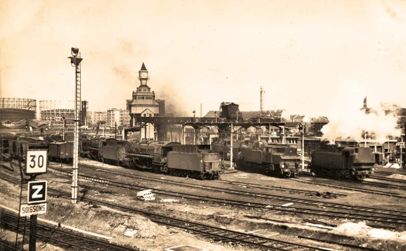 When the suburbs of Paris were ‘smoking’ – in the best sense of the word. Here we are in the 1950s at the La Plaine-St-Denis depot, created by the Northern Railway in 1874. Dozens of locomotives fill the sky with smoke day and night. The clock on the tower known as the ‘Florentine’ keeps track of time down to the minute.Crédit : Document J. Renaud.© IXO Collections SAS - Tous droits réservés.