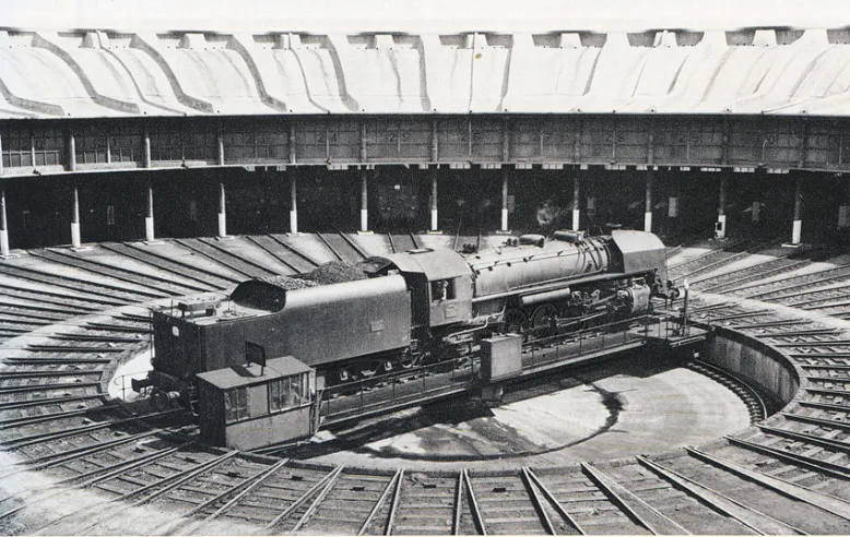 Locomotiva tipo 141. Serie da 141-R-1 a 141-R-1340, fotografata al deposito di Creil sul magnifico ponte girevole. © IXO Collections SAS - Tous droits réservés. Crédits photo © Document Jacques Renaud.
