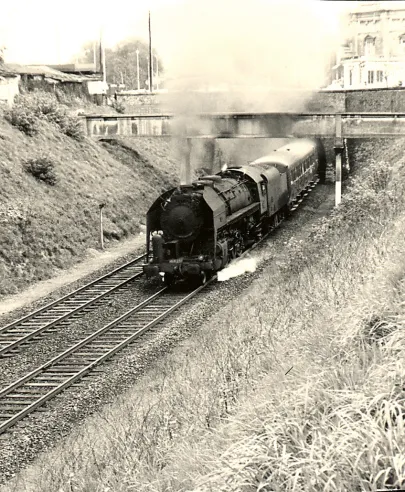 All'inizio degli anni '70, la locomotiva n° 141-R-232 trainava ancora un treno espresso regionale nel nord della Francia, composto da splendide carrozze denominate “C-11 Nord” con porte laterali e carrozzeria curva. © IXO Collections SAS - Tous droits réservés. Crédits photo © Collection Trainsconsultant-Lamming