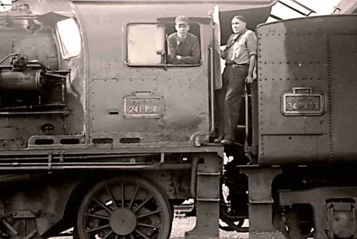 Il 241-P-4 e il suo team di conducenti. Il macchinista mantiene modestamente il berretto in testa. © IXO Collections SAS - Tous droits réservés. Crédits photo © Collection Trainsconsultant-Lamming