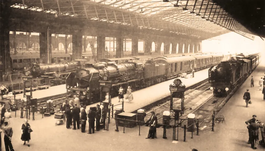 La stazione Nord negli splendidi anni '50. Quella che viene chiamata “la parte posteriore della stazione” (“testa del binario” per i profani) è ancora molto frequentata dai fiori all'occhiello della bella cavalleria a vapore Nord, con una 230 e le “Pacific” Chapelon. Da notare le belle carrozze “C-11” Nord, con il vagone misto-guardiana, che è raro. © IXO Collections SAS - Tous droits réservés. Crédits photo © Collection Trainsconsultant-Lamming
