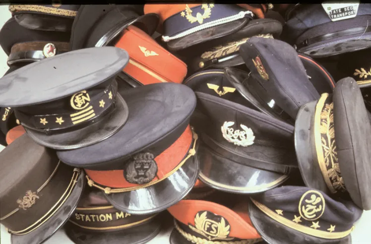 Os uniformes dos ferroviários tinham elegância... especialmente o boné do chefe de estação. Como representante local da imagem da empresa, ele simbolizava autoridade e competência, reconhecidas por toda a nação. O boné do chefe de estação tornou-se um item de colecionador. © IXO Collections SAS - Tous droits réservés. Crédits photo ©&nbsp;Collection Trainsconsultant-Lamming