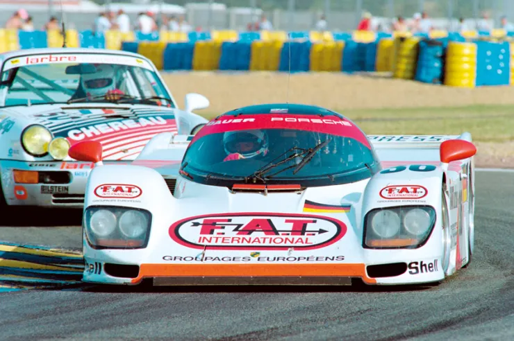 La Dauer-Porsche 962LM n° 36, victorieuse au Mans en 1994, est suivie par une des Porsche de la catégorie GT2 de la Scuderia Larbre. © IXO Collections SAS - Tous droits réservés. 