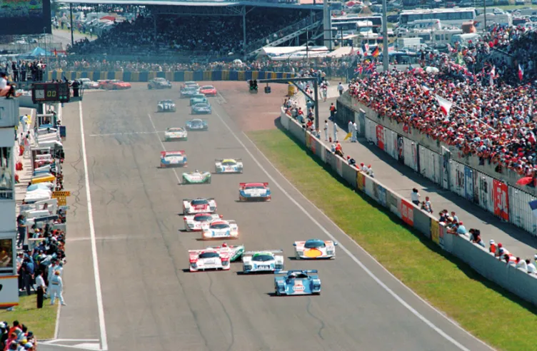 Le départ des 24 Heures du Mans 1994, qui voit s’élancer une cinquantaine de voitures. © IXO Collections SAS - Tous droits réservés. 