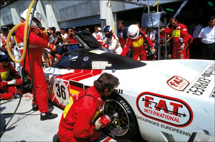 Arrêt au stand au cours de 24 Heures du Mans 1994. On voit ici la dimension des roues arrière, passée de 285/40 sur la routière à 345/35 sur la Sport, toujours sur jantes de 18 pouces. © IXO Collections SAS - Tous droits réservés. 