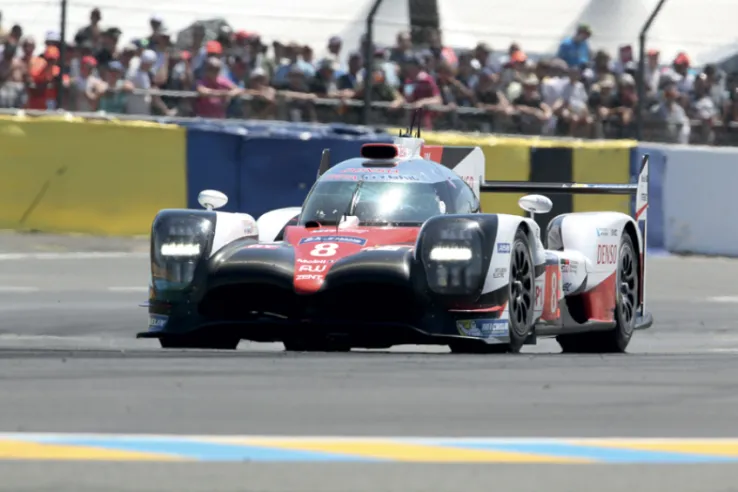 Bei der Teilnahme an den 24 Stunden von Le Mans startete Toyota mit drei Modellen des verbesserten TS050 von 2017, doch nur eines davon, die Startnummer 8, erreichte die Ziellinie.© IXO Collections SAS - Tous droits réservés.