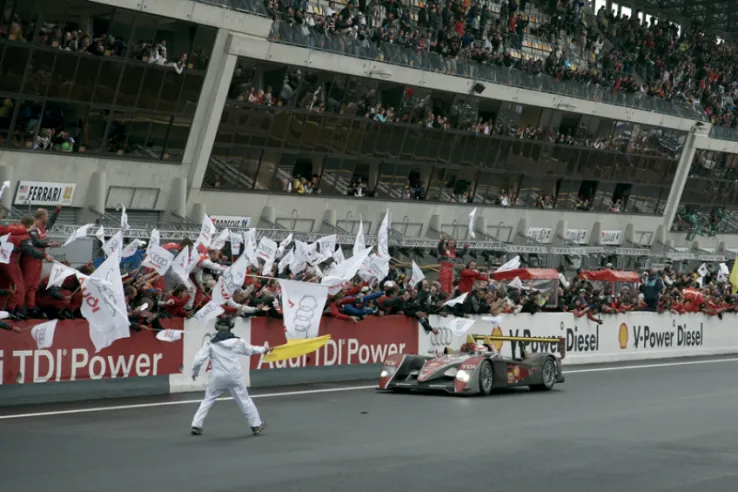Since 2006, drivers Allan McNish, Tom Kristensen and Rinaldo Capello have been sharing the wheel of the R10, but they had to wait until 2008 to win the 24 Hours of Le Mans.© IXO Collections SAS - Tous droits réservés. 