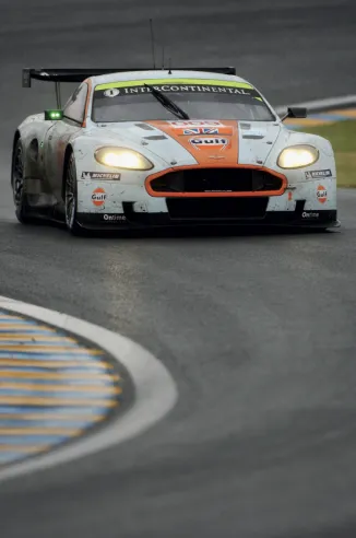Pour l’édition 2008 des 24 Heures du Mans où elle récolte sa deuxième victoire de catégorie de suite, la DBR9 de l’équipe officielle Aston Martin porte la livrée historique bleu clair et orange de son sponsor Gulf.© IXO Collections SAS - Tous droits réservés.